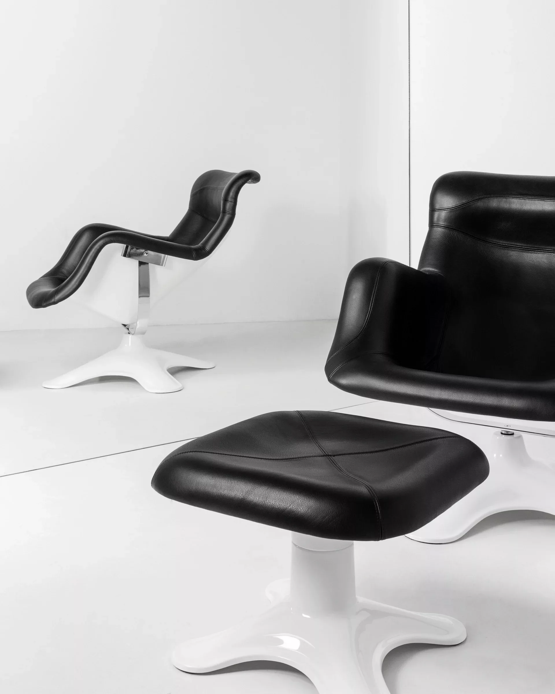 Karuselli Lounge Chair Ottoman black leather 533942