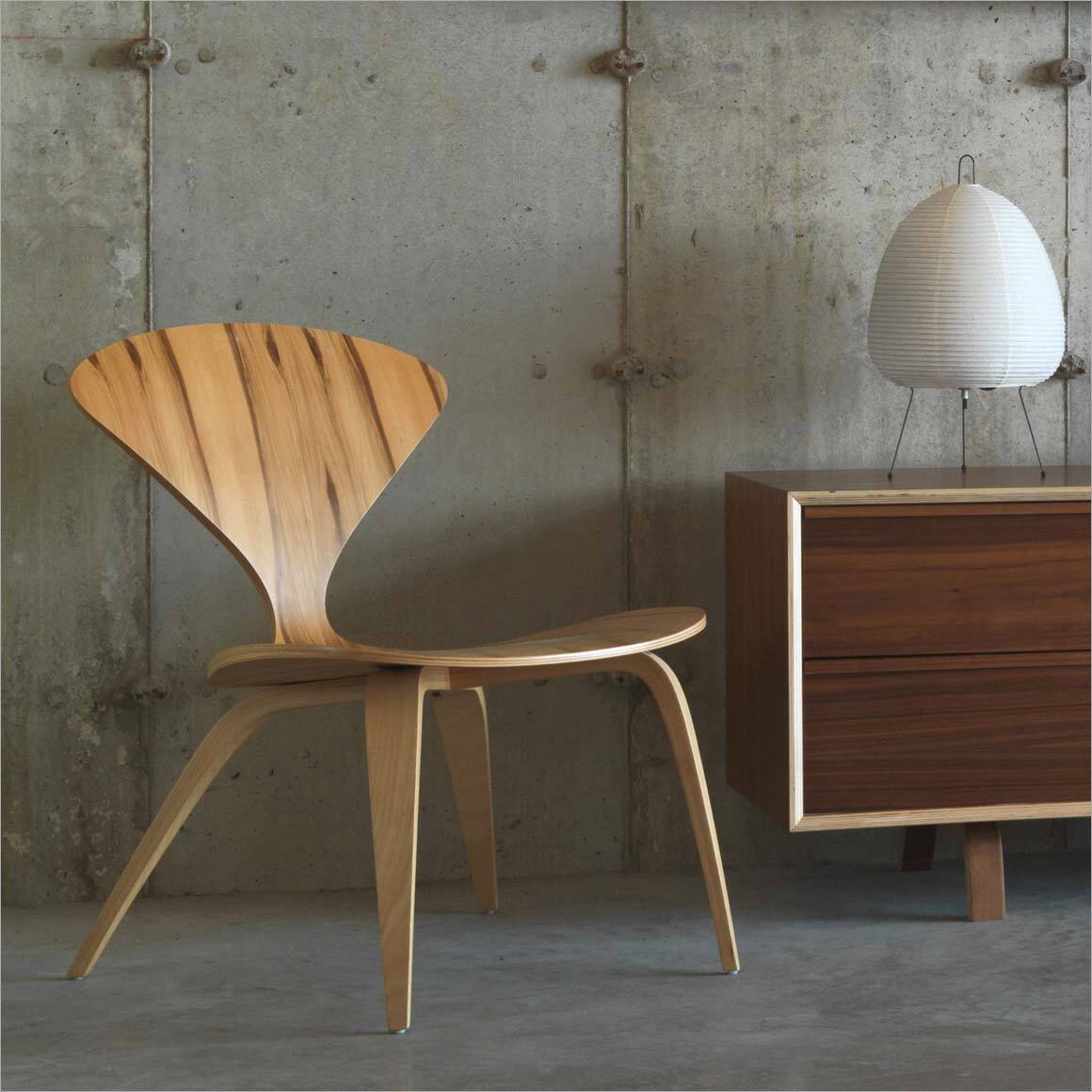 Lsc16 cherner lounge side chair redgum side view detail 1160px a0bd2018 339b 40dc 83a4 d8019c7688f9