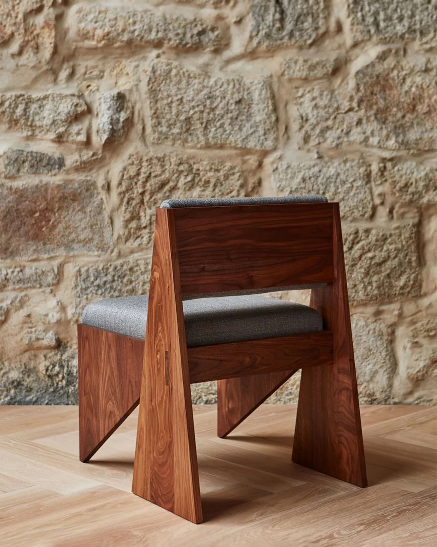 179 Altair Chair in Danish oiled walnut and Base 007 fabric by Anthony Guerree photographed by Yuki Sugiura detail4 WEB 1800x1800 1