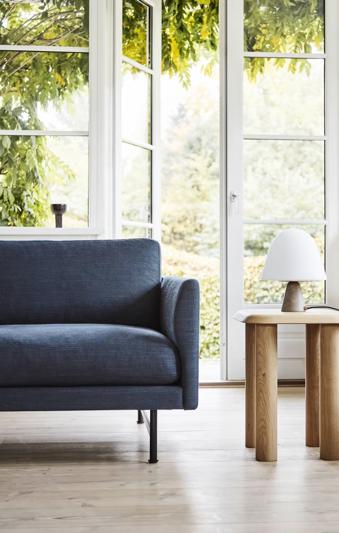 Products calmo 3 seater 80 cm cushions 5623 Lifestyle Images Calmo3 Seater5623 Meadow8115 Islets Side Table6770