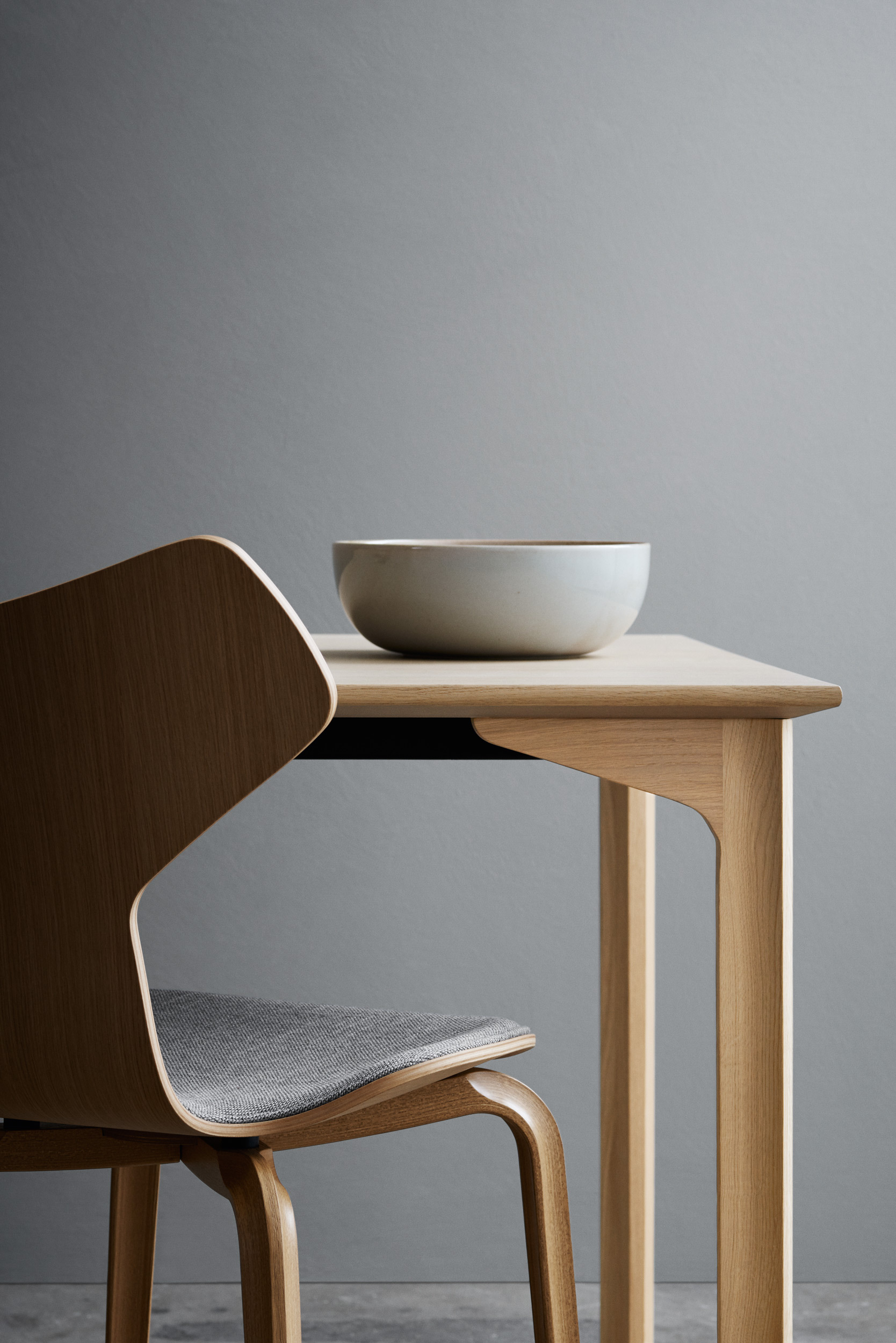 Fritz Hansen Grand Prix Table Oak Arne Jacobsen Grand Prix 4130 Oak Fabric Grey Objects 330