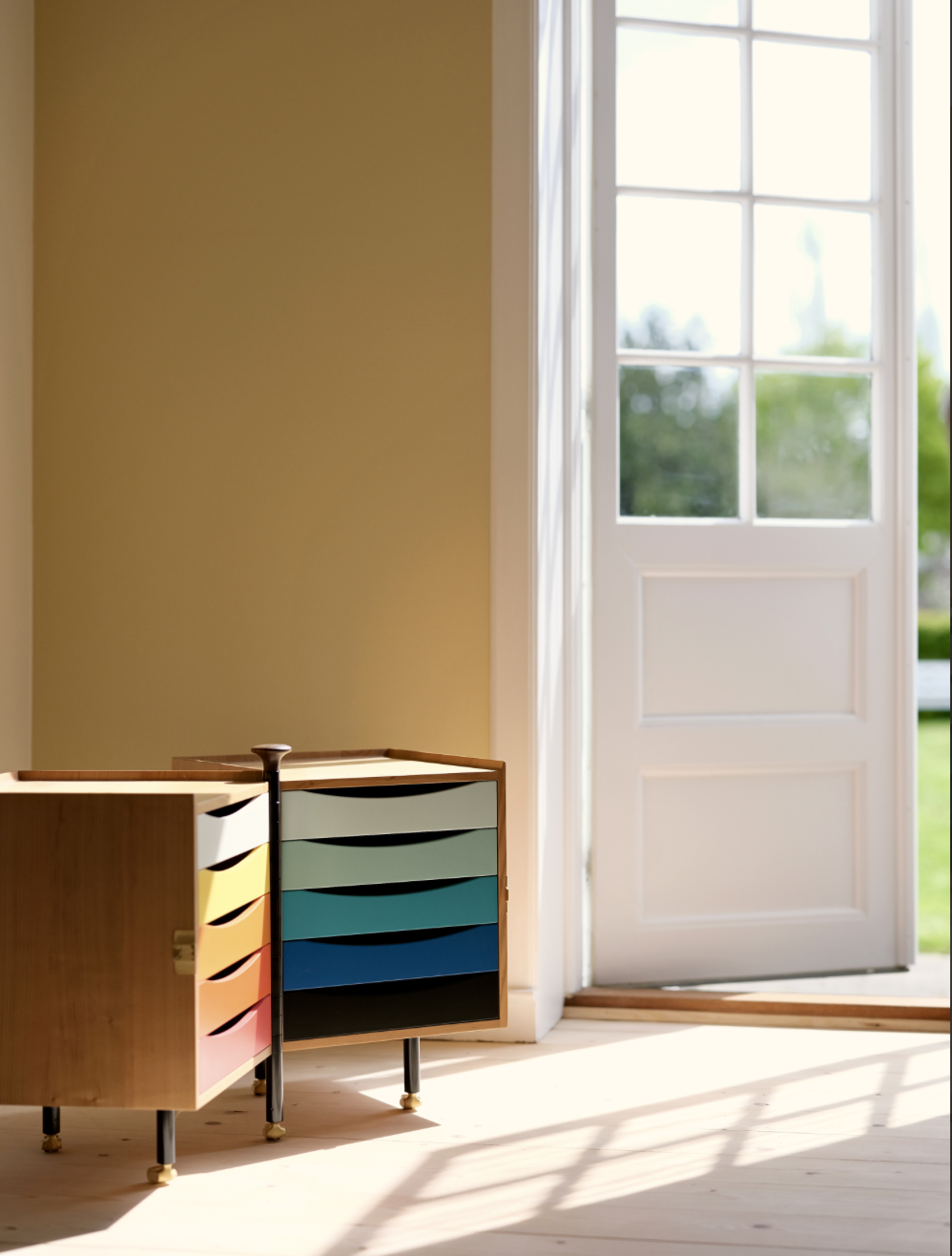 Glove cabinet