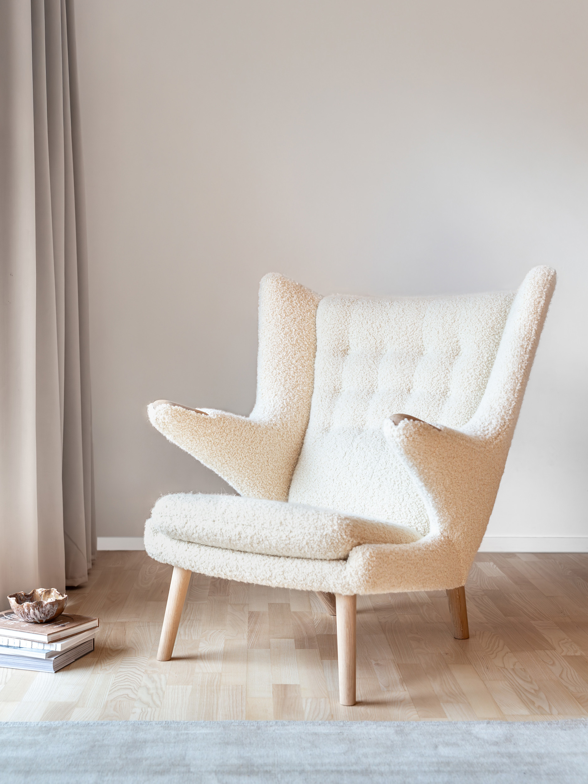 Ppmobler wegner pp19 papa bear chair oak boucle lifestyle 1